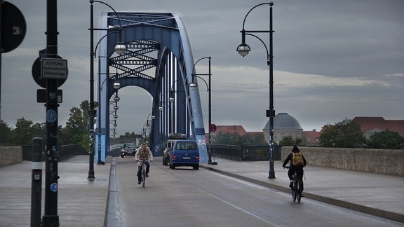 Fahrradfahrer und Autos fahren über die Sternbrücke in Magdeburg.
