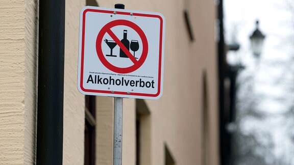 Ein Schild mit der Aufschrift "Alkoholverbot" ist in der Altstadt aufgestellt.