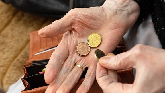 Eine Seniorin zählt Geld. Symbolbild.