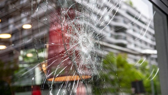 Eine beschädigte Glasscheibean einem Haus ain Berlin.