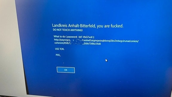 Ein blauer Bildschirm auf dem inweißer Schrift steht: "Landkreis Anhalt-Bitterfeld, you are fucked" Do not touch anything