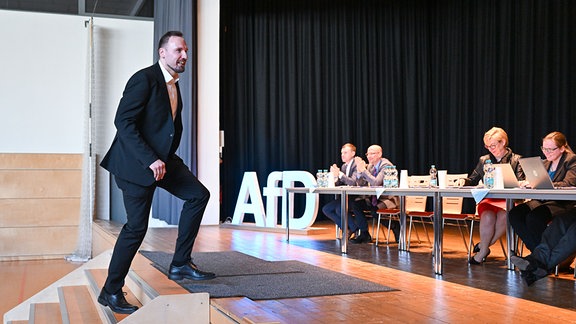 Arno Bausemer, Spitzenkandidat der AfD Sachsen-Anhalt für die Europawahl 2024, betritt auf dem Landesparteitag der AfD Sachsen-Anhalt in Weißandt-Gölzau die Bühne