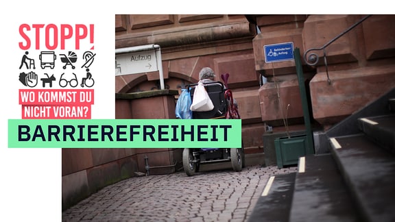 Eine Frau nutzt mit ihrem elektrischen Rollstuhl den Behinderten-Aufzug des Rathauses in Wiesbaden.