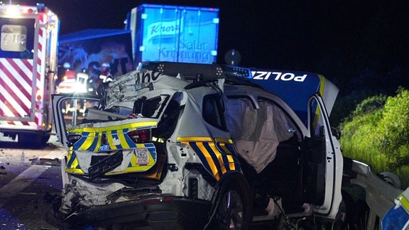 Ein Laster ist in der Nacht auf der Autobahn A9 im Osten Sachsen-Anhalts in eine Unfallstelle gefahren