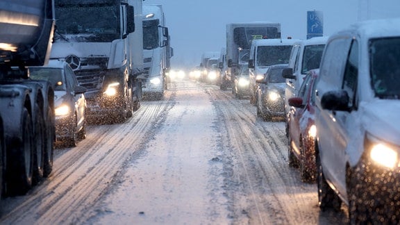 Die Fahrzeuge fahren Stop-and-go bei Schneefall auf einer Autobahn