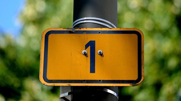 Ein Straßenschild mit der Nummer Eins steht an der Bundesstraße 1.