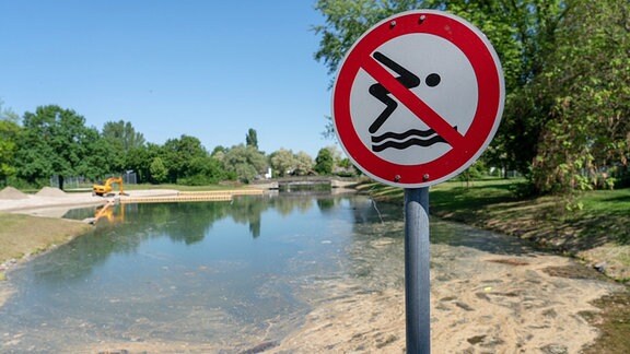  Schild weist darauf hin, dass man an dieser Stelle nicht in den Badesee springen darf.