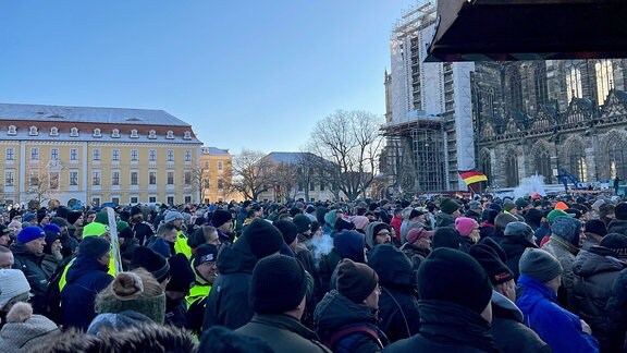 Kundgebung mit Hunderten Menschen auf dem Domplatz in Magdeburg.