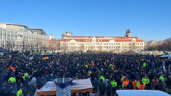Kundgebung mit Hunderten Menschen auf dem Domplatz in Magdeburg.