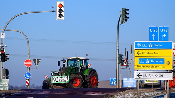 Ein Traktor blockiert eine Autobahnauffahrt der A2 in Richtung Berlin.
