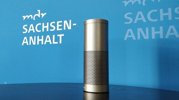 Ein Amazon Echo vor dem MDR SACHSEN-ANHALT-Logo