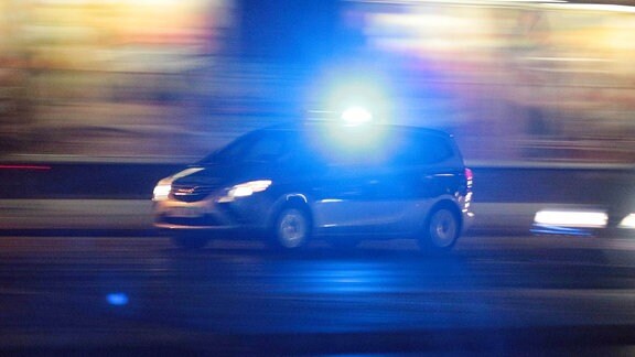 Ein Einsatzwagen der Polizei mit eingeschaltetem Blaulicht