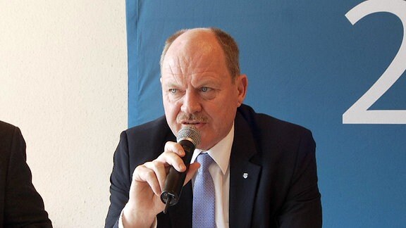 CDU-Landeschef Thomas Webel spricht bei einer Klausurtagung in ein Mikrofon