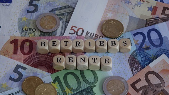 Geldscheine und  Münzen, darauf das Wort "Betriebsrente"