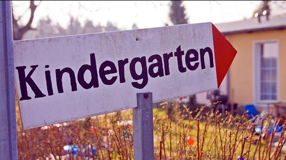 Ein Schild mit der Aufschrift "Kindergarten"
