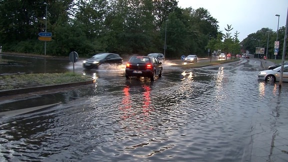 Autos fahren auf überschwemmter Straße