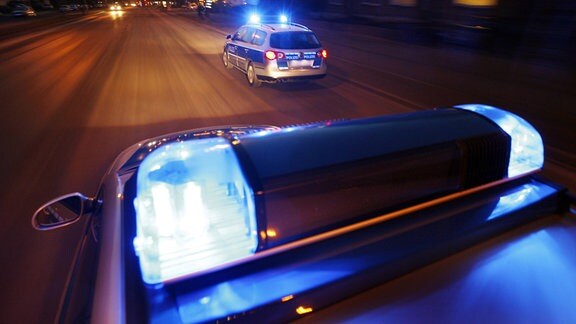 Ein Polizeifahrzeug mit Blaulicht