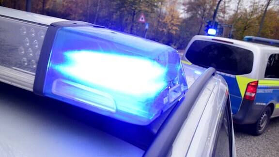 Streifenwagen der Polizei mit Blaulicht im Einsatz