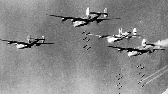 Amerikanische Bomber bombadieren deutsche Stellungen an der Frontlinie in der Normandie in Frankreich.