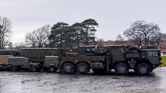 Auf dem Parkplatz auf dem Gelände der Kaserne stehen geparkte Militärfahrzeuge der britischen Armee.