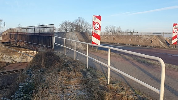 Eine Brücke über Eisenbahnschienen