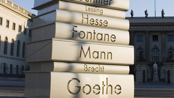 Skulptur - Der moderne Buchdruck - vor der Humboldt-Universität in Berlin