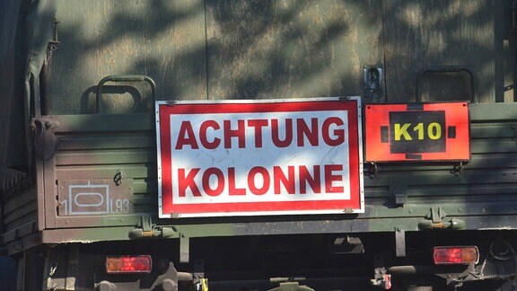Warnschild "Achtung Kolonne" am Kolonnenende während einer Bundeswehr-Übung