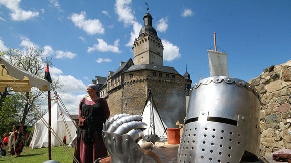 Teile einer Ritterrüstung liegen auf einem Tisch vor der Burg Falkenstein.