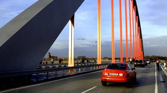 Die ersten Autos passieren die neue Elbe-Bruecke bei Wittenberg, Sachsen-Anhalt, am Montag, 11. Dez. 2000. 