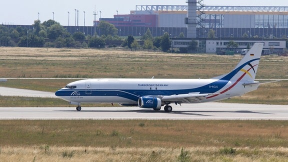 Eine Boeing 737 (D-ACLG) der deutschen Frachtfluggesellschaft Cargologic Germany auf dem Flughafen Leipzig Halle
