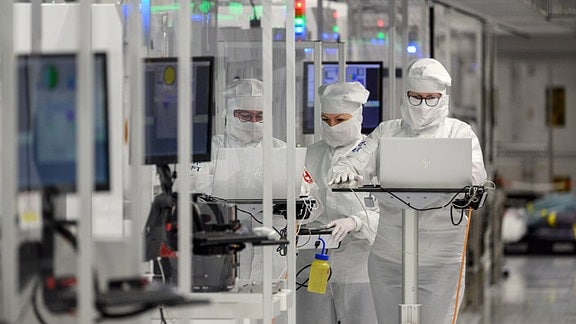 Mitarbeiter des Chipkonzerns Infineon arbeiten im Reinraum der Chipfabrik.