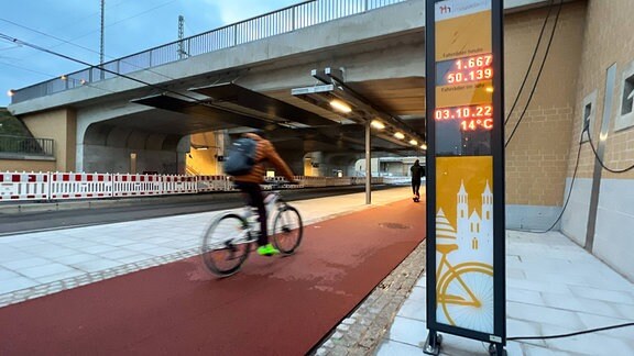 Ein Radfahrer passiert die Radzählstation auf dem Radweg durch den Citytunnel in Magdeburg.