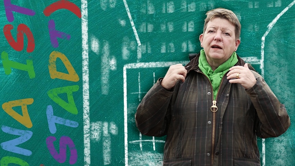 Die Grafik zeigt Claudia Dalbert (Bündnis 90/Die Grünen, r), Umweltministerin von Sachsen-Anhalt, vor einer Schultafel