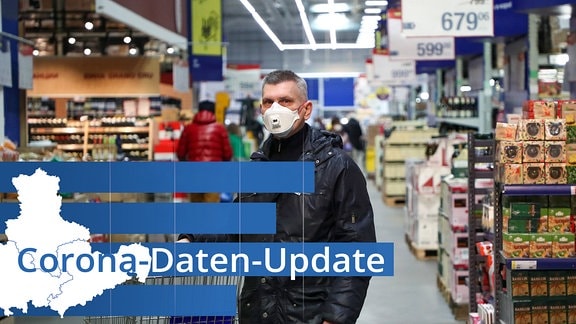 Mann mit Atemschutzmaske beim Einkaufen