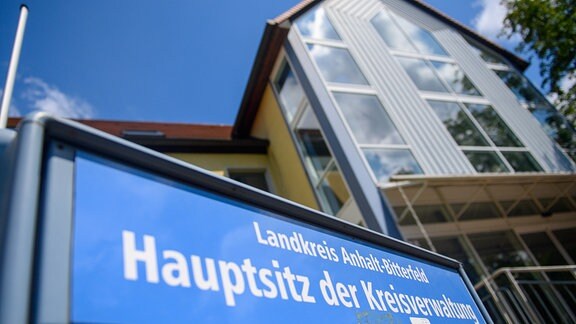 «Landkreis Anhalt-Bitterfeld» und «Hauptsitz der Kreisverwaltung» steht auf dem Postkasten vor dem Gebäude der Kreisverwaltung.