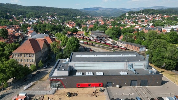 Blick auf die neue Werkstatt der Harzer Schmalspurbahnen HSB in Wernigerode.
