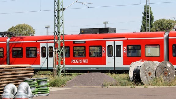 eine rote S-Bahn auf einem Werksgelände