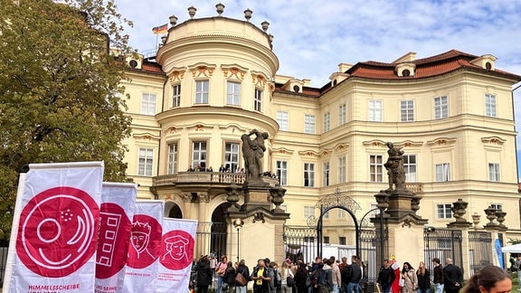 Blick auf den Balkon der Deutschen Botschaft in Prag. Darunter hatten die Geflüchteten aus der DDR ausgeharrt. 