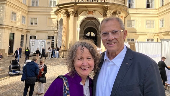 Jens (r.) und Ulrike Schlicht auf dem Gelände der Deutschen Botschaft in Prag.