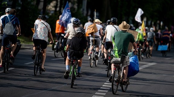 Fahrradfahrer fahren auf einer Demonstration von Changing Cities, Respect Cyclists und dem Allgemeinen Deutschen Fahrrad-Club (ADFC) für gute Radwege durch Berlin-Friedrichshain.