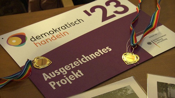 Flyer und Medaillen des Demografiepreises 2023 Sachsen-Anhalt.