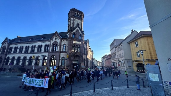 Ein Demonstrationszug läuft durch die Innenstadt von Aschersleben