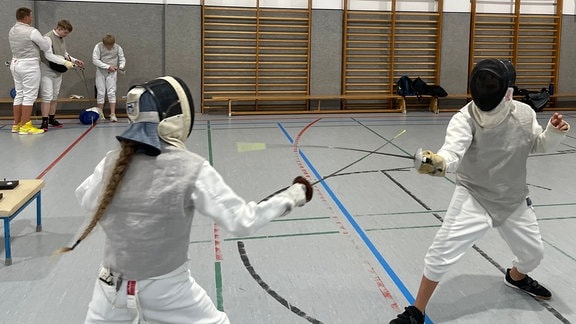 Fechtkampf im Training zwischen den zwei Nachwuchstalenten