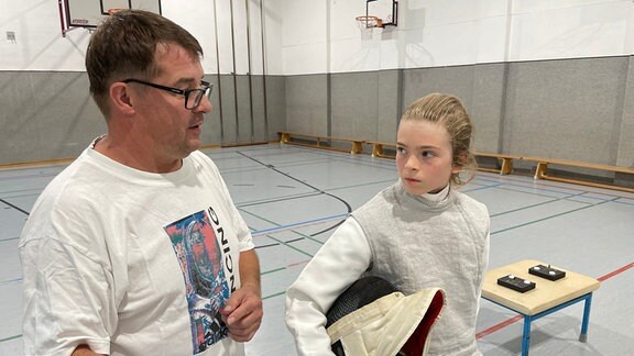 Fechtentraining. Trainer Rene Loos erklärt Nachwuchs-Talent Paul einen Fechtzug.