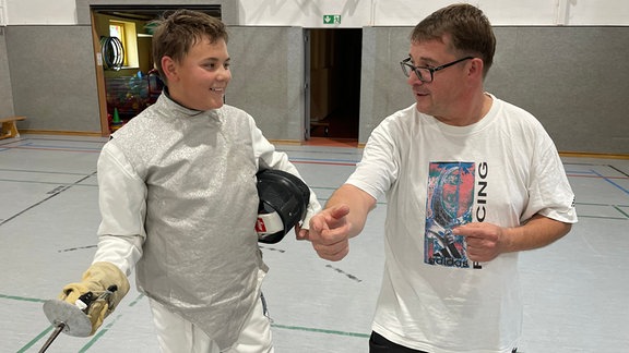 Fechtentraining. Trainer Rene Loos erklärt Nachwuchs-Talent Ole einen Fechtzug.