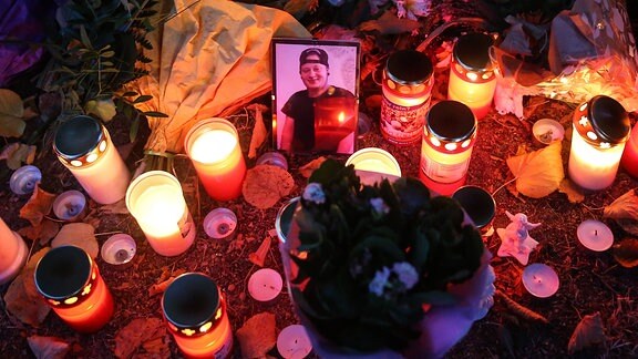 Foto vom Opfer am Tatort in Köthen mit Blumen und Kerzen