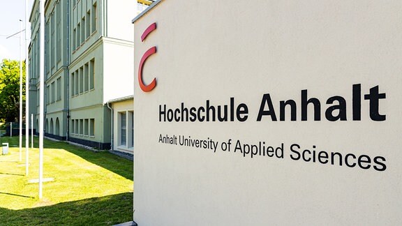 Ein Schild weist auf die Hochschule Anhalt in Köthen hin.