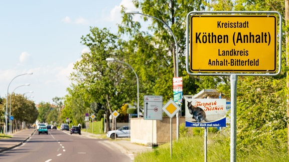 Neben einer Straße steht ein Ortseingangsschild der Stadt Köthen im Landkreis Anhalt-Bitterfeld.