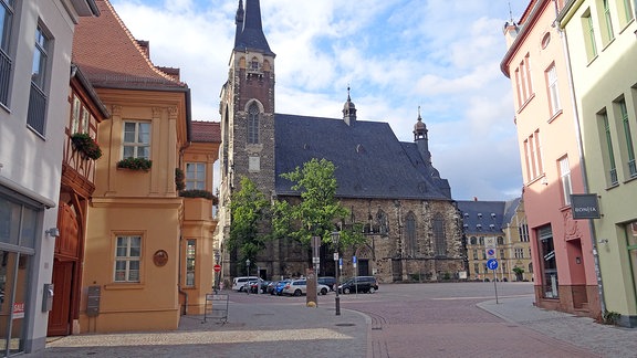 Der Marktplatz und die St. Jakobskirche in Köthen.