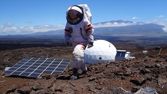Marsfrau Christiane Heinicke im Astronautenanzug